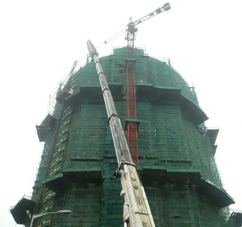 安平吊车在工地上作业